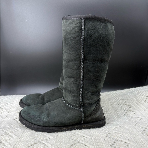 UGG Women’s 6 Classic Tall Black Sheepskin Shearling Winter Boots Australia Hot - Picture 3 of 8